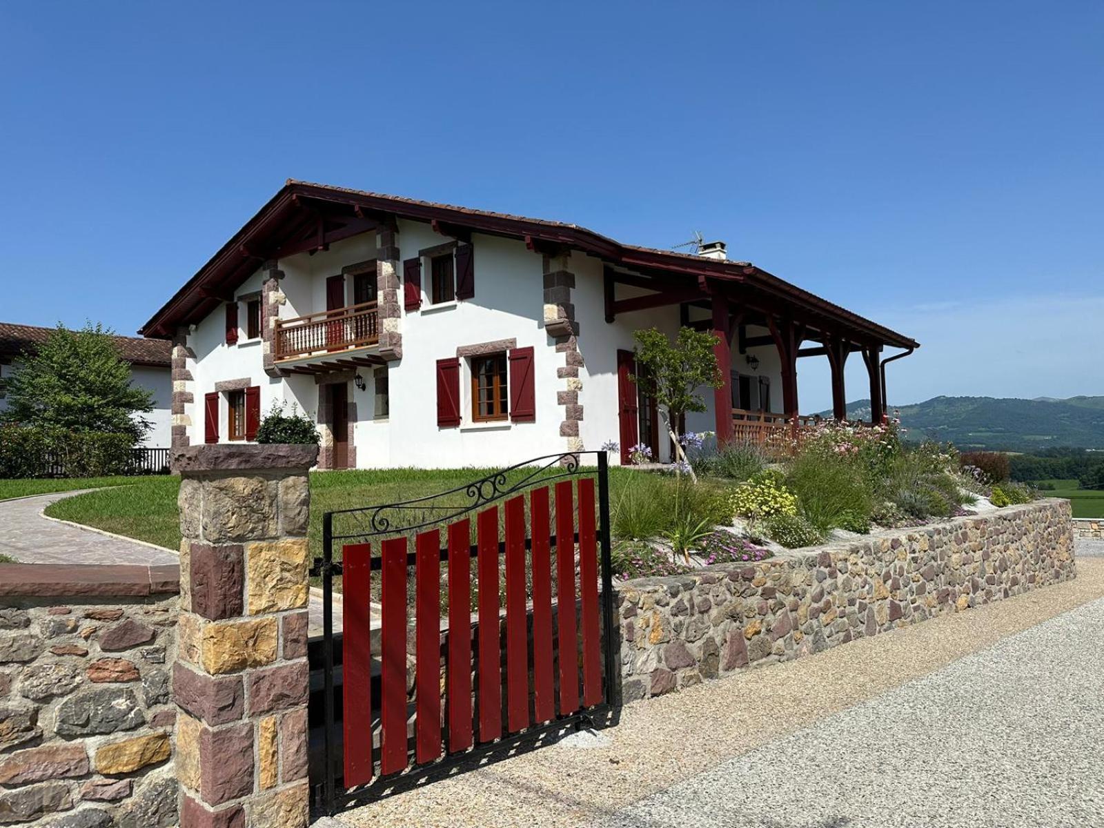 Location d'une maison typique du Pays Basque Caro  Extérieur photo