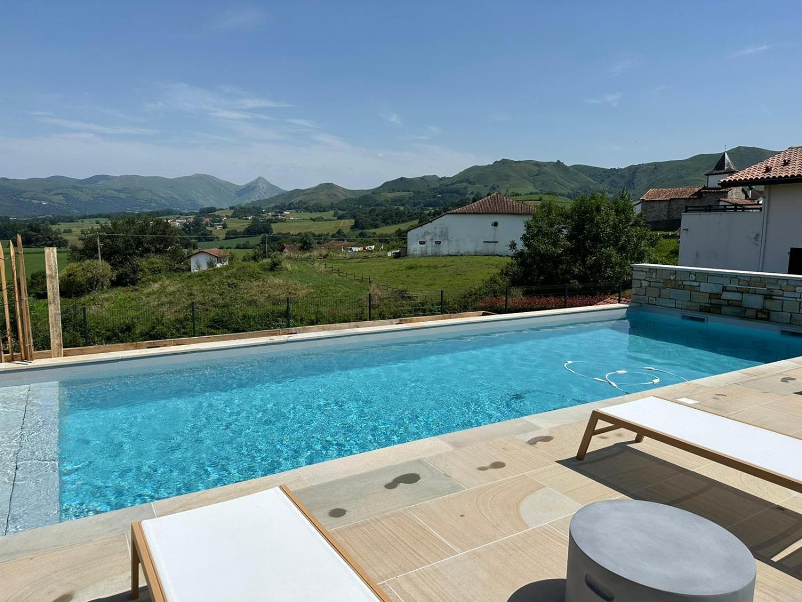 Location d'une maison typique du Pays Basque Caro  Extérieur photo